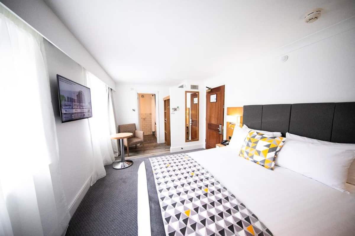 Brankas, meja kerja, tirai kedap cahaya, dan setrika/meja setrika