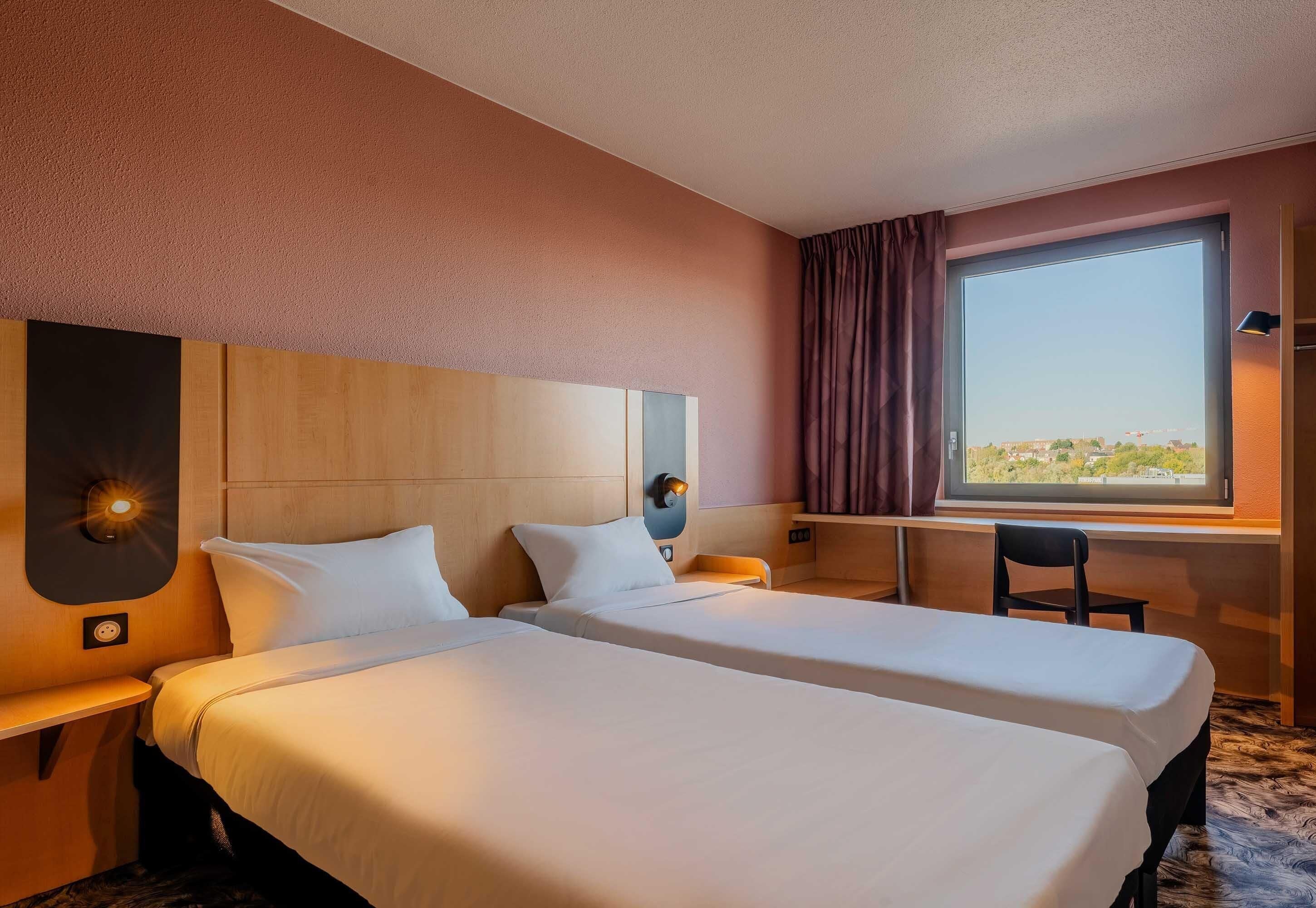 Twin Room | Desk, blackout drapes, soundproofing, free WiFi