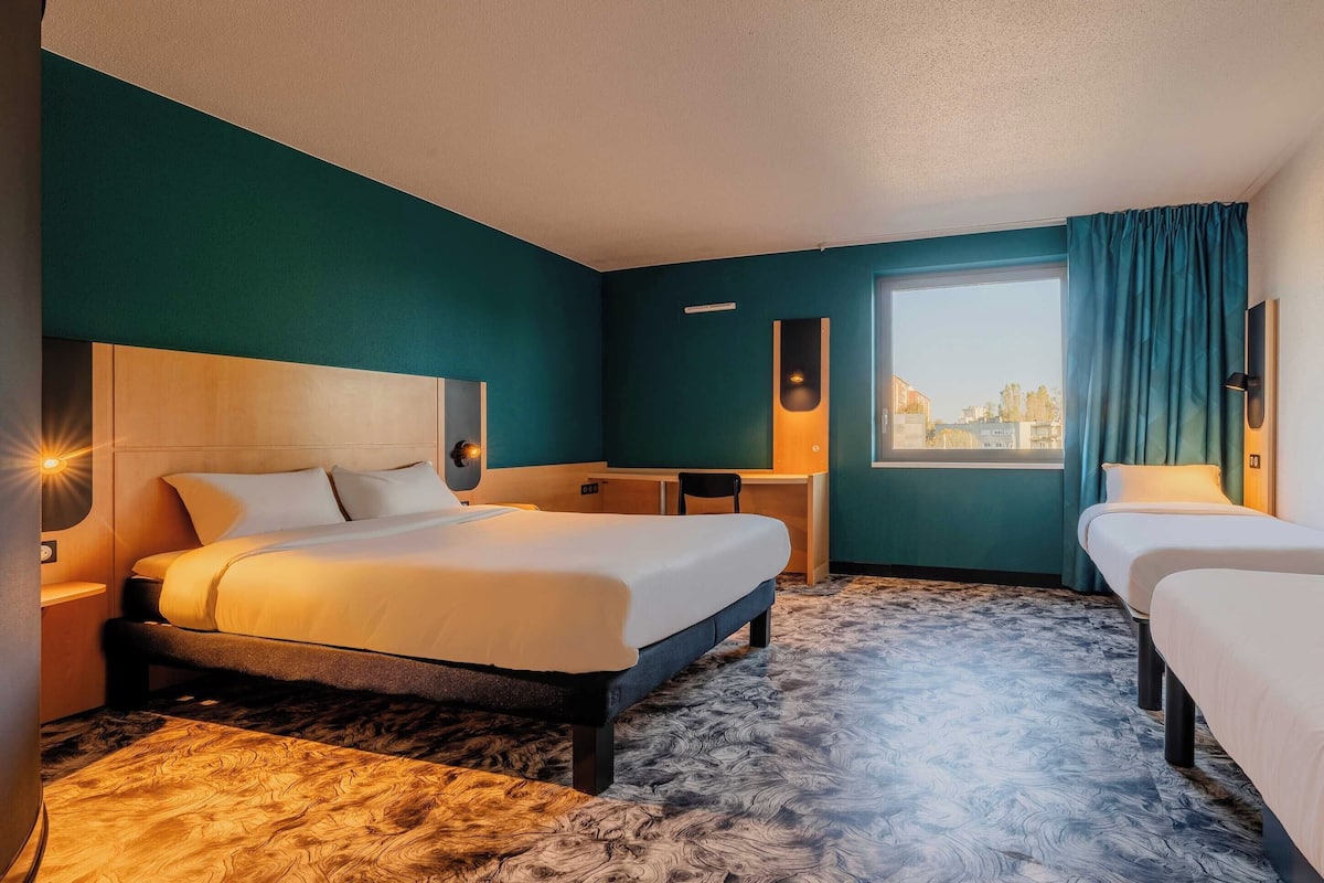 Quadruple Room, Non Smoking | Desk, blackout drapes, soundproofing, free WiFi