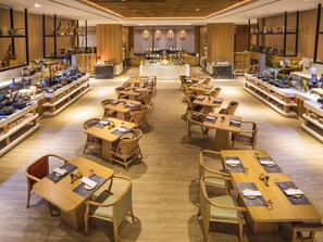 Habitación Premier, 1 cama King size (Happy Hours 6:30 PM to 8:30 PM) | Restaurante | Se sirven desayunos, comidas, cenas y brunch