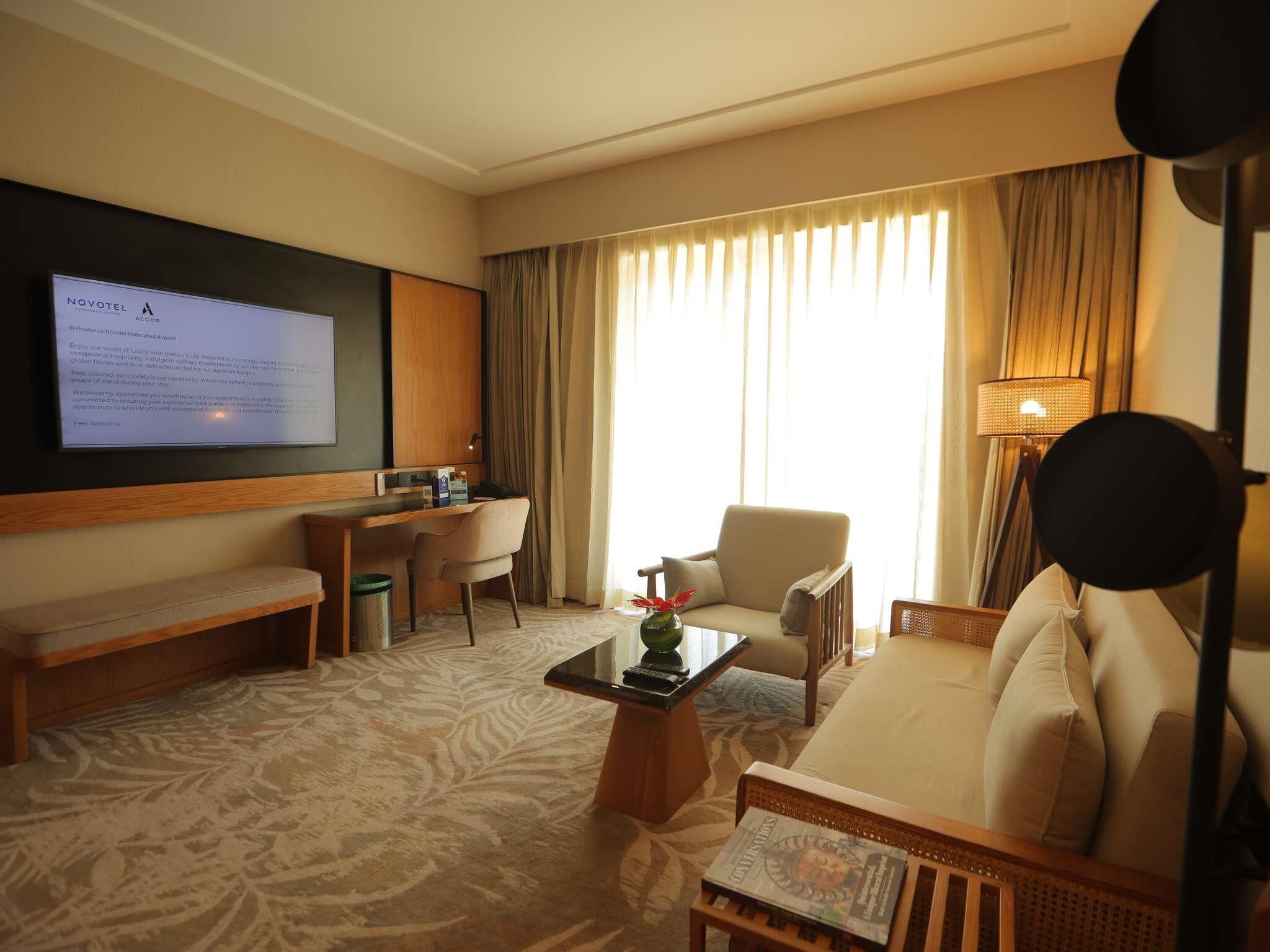 Superior-Suite, Zutritt zur Club Lounge, Poolblick (Happy Hours 6:30 PM to 8:30 PM) | Daunenbettdecken, Pillowtop-Betten, Minibar, Zimmersafe