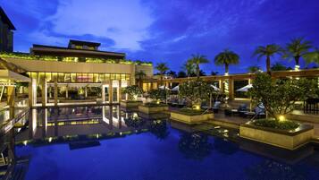 Premier King Bed with Pool View and Lounge Access - Happy Hours 6:30 PM to 8:30 PM | Down duvets, pillow-top beds, minibar, in-room safe