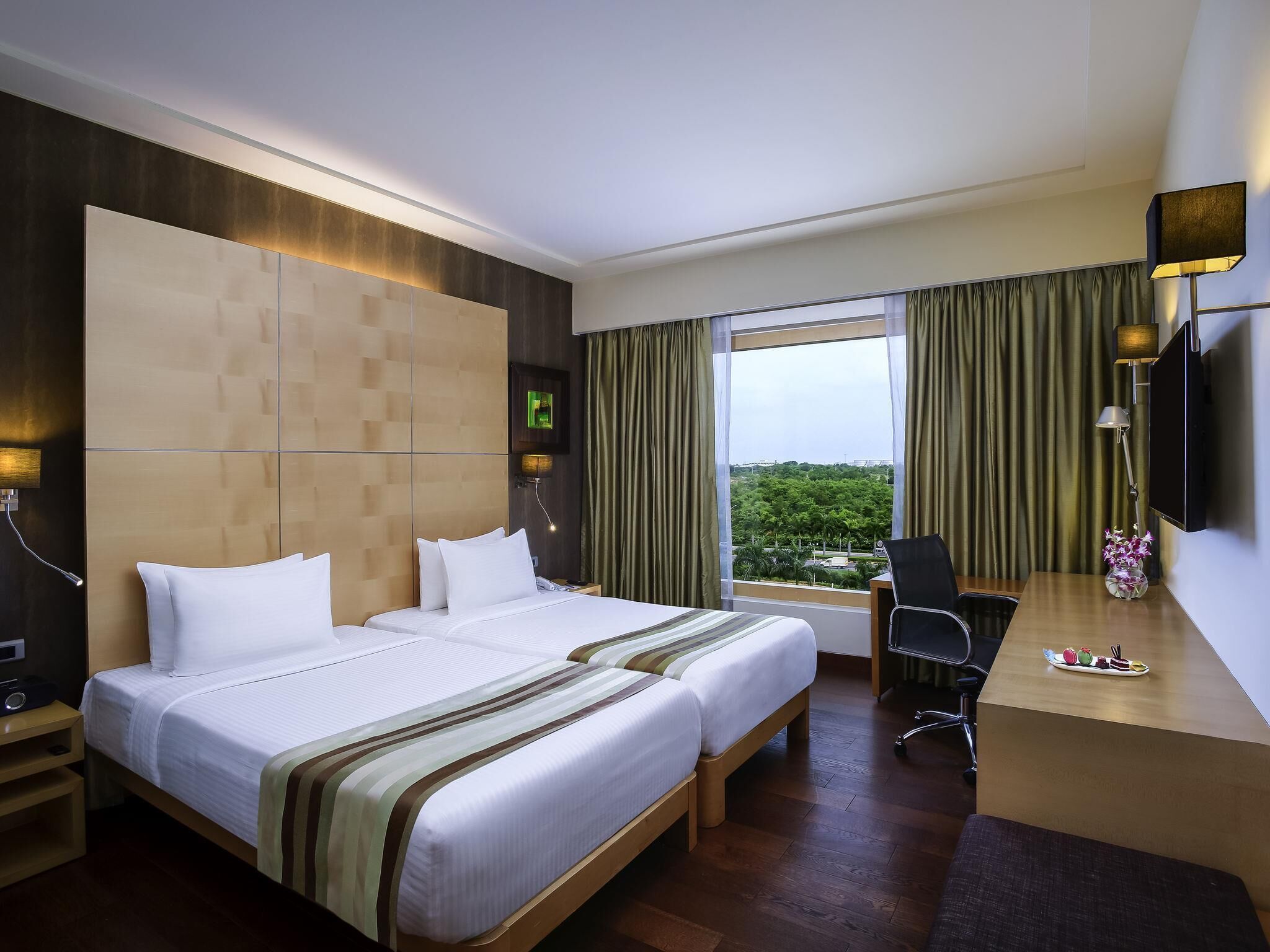 Habitación Premier, 2 camas individuales (Happy Hours 6:30 PM to 8:30 PM) | Edredón, camas con pillow-top y minibar 