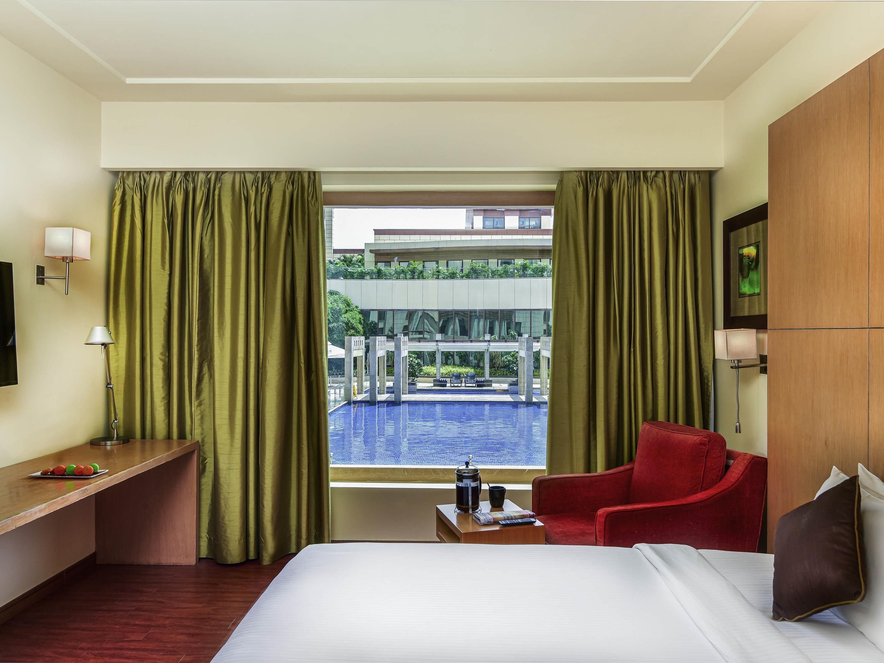 Dundyner, senger med overmadrass, minibar og safe på rommet