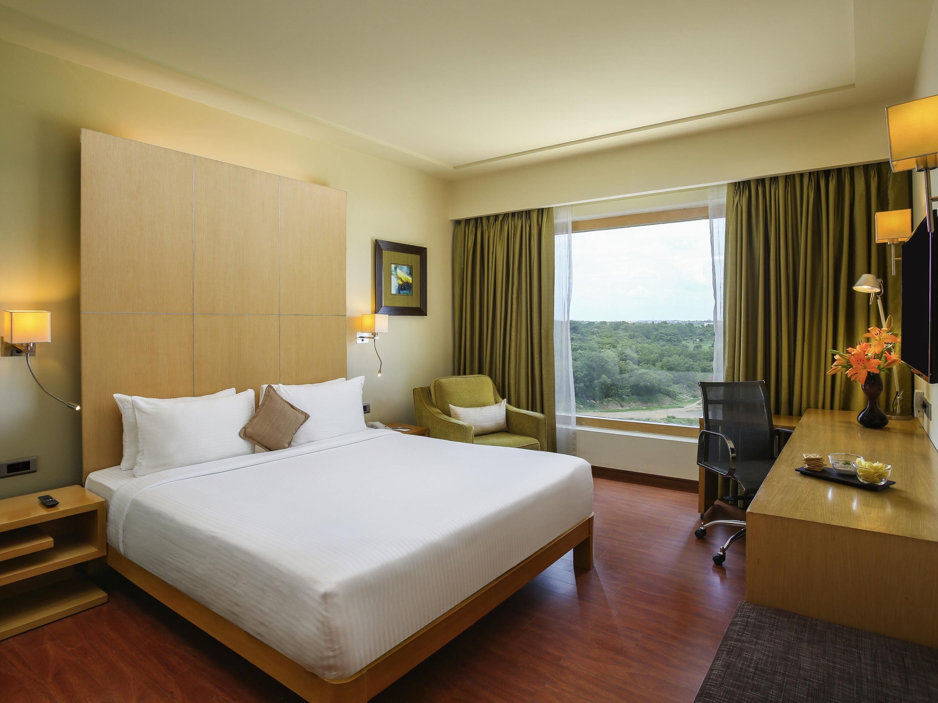 Superior King Bed | Down comforters, pillowtop beds, minibar, in-room safe