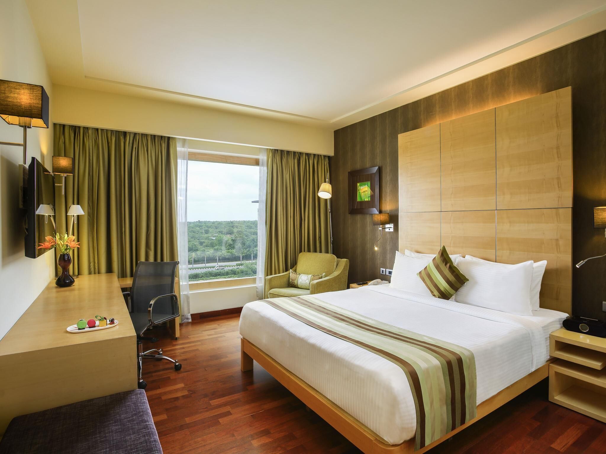 Premier King Bed with Lounge Access - Happy Hours 6:30 PM to 8:30 PM | Down duvets, pillow-top beds, minibar, in-room safe