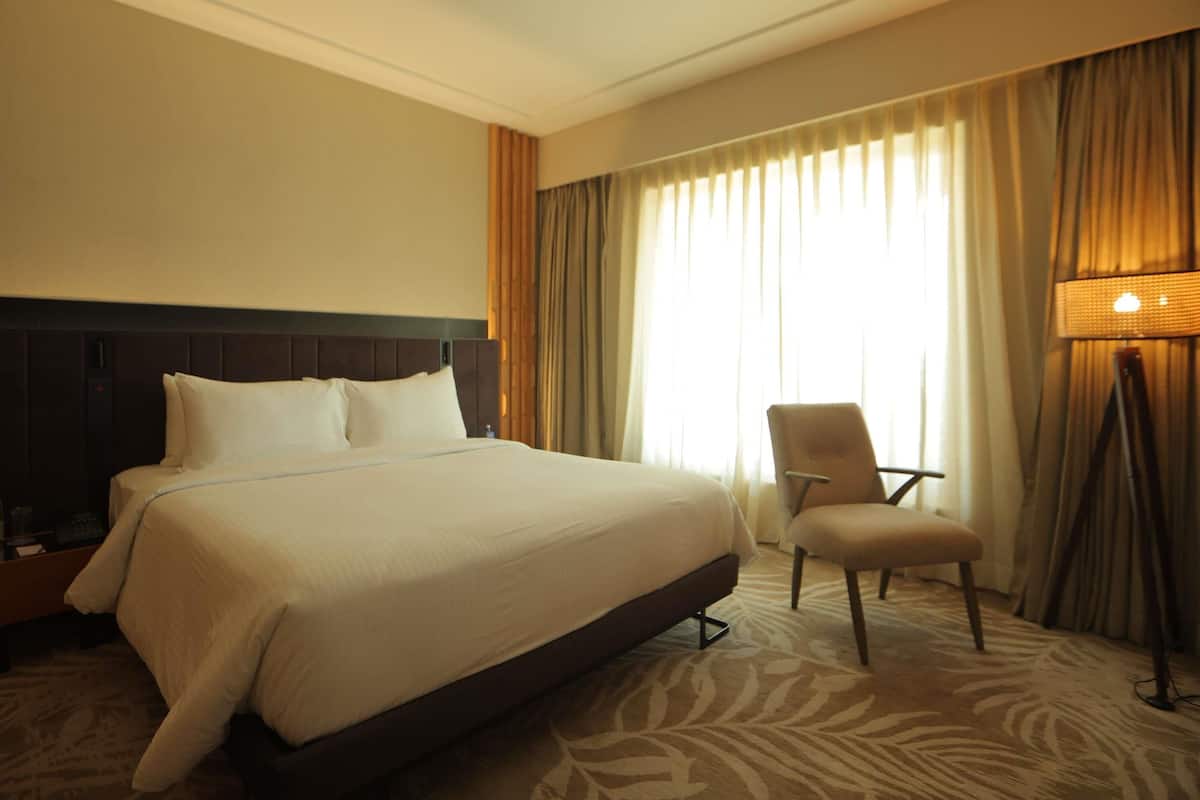 Superior Suite with Pool view and Lounge Access - Happy Hours 6:30 PM to 8:30 PM | Down duvets, pillow-top beds, minibar, in-room safe