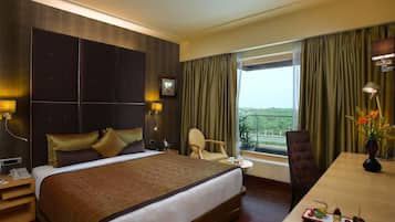 Deluxe Suite with Pool View, Balcony and Lounge Access - Happy Hours 6:30 PM to 8:30 PM | Down duvets, pillow-top beds, minibar, in-room safe