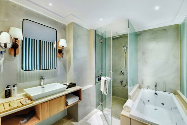 A modern bathroom with a large mirror, two sinks, a shower, and a bathtub. - Novotel Hyderabad Airport Hotel (Hyderabad)