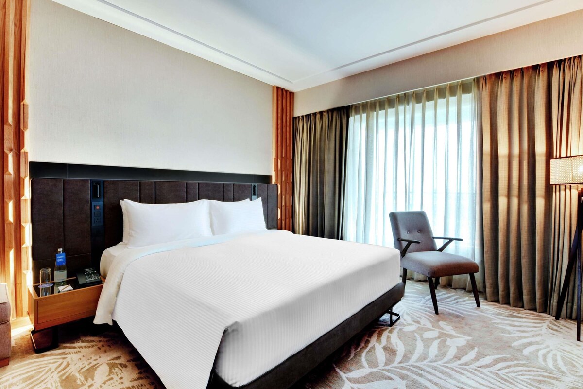 Executive Suite, 1 Queen Bed, Balcony, Pool View | Down duvets, pillow-top beds, minibar, in-room safe