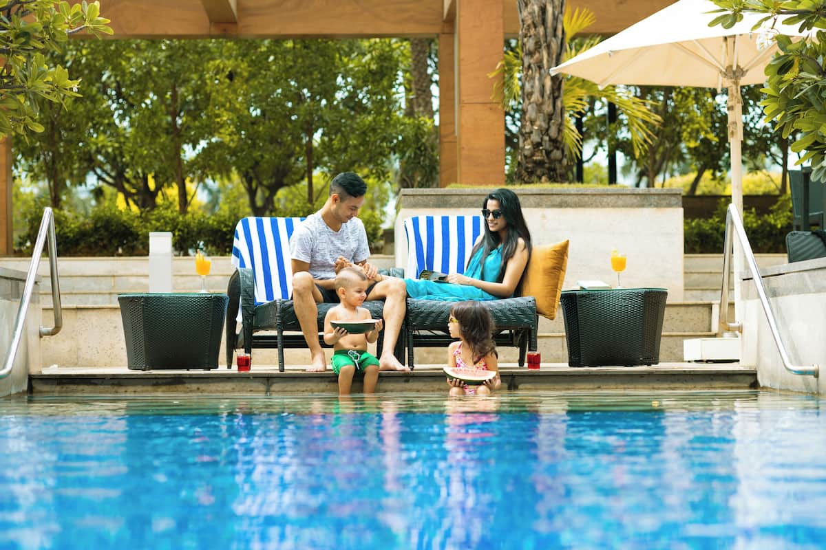 Premier-Zimmer, 2 Einzelbetten, Zutritt zur Club Lounge, Poolblick (Happy Hours 6:30 PM to 8:30 PM) | Daunenbettdecken, Pillowtop-Betten, Minibar, Zimmersafe