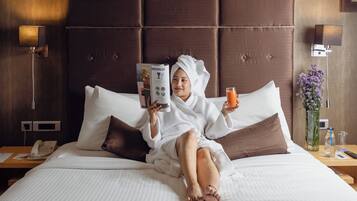 Premier King Bed with Pool View and Lounge Access - Happy Hours 6:30 PM to 8:30 PM | Down duvets, pillow-top beds, minibar, in-room safe