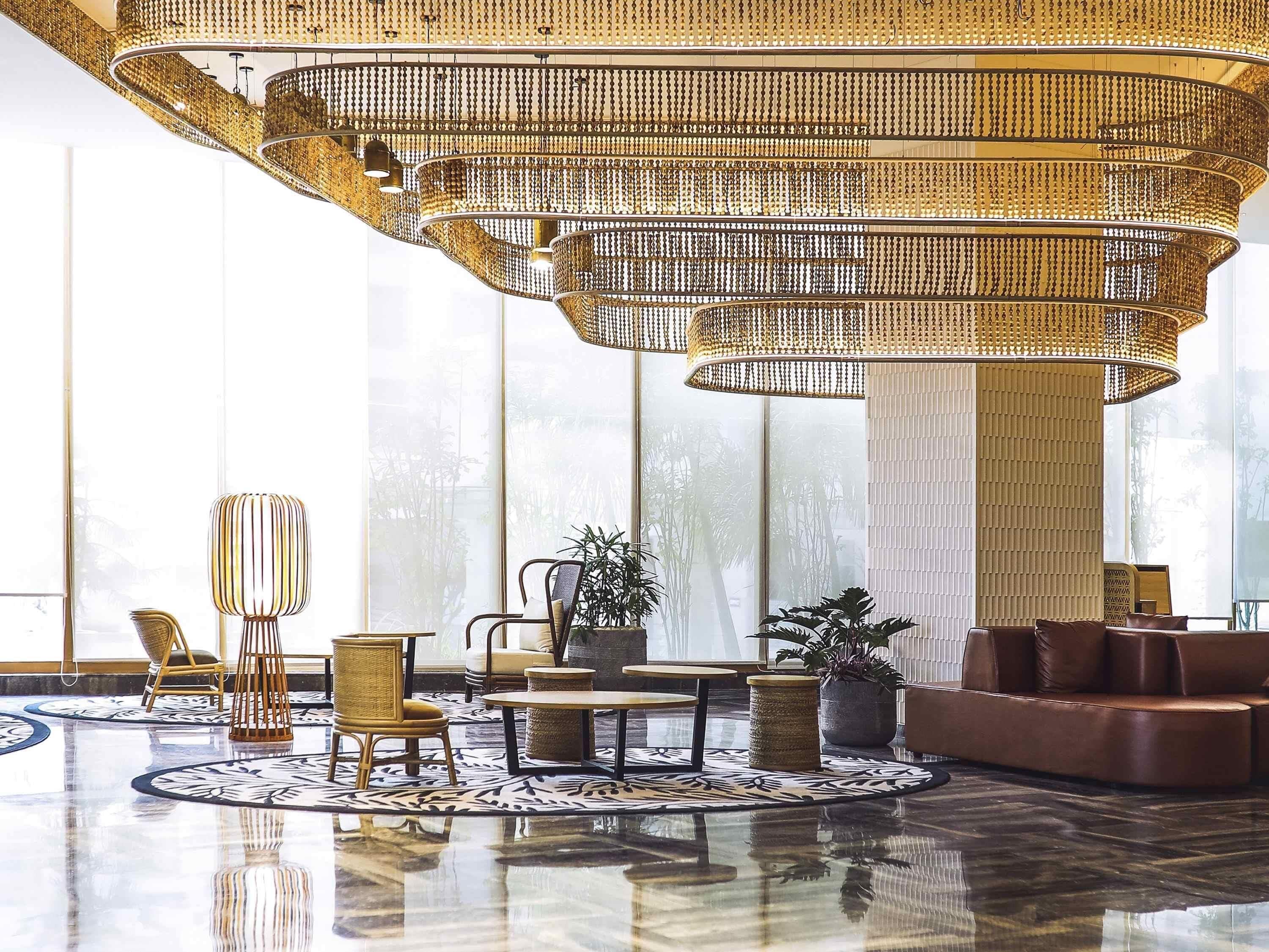 尊贵客房, 1 张特大床, 可进入俱乐部酒廊 (Happy Hours 6:30 PM to 8:30 PM) | 羽绒被、加厚床垫、迷你吧、客房内保险箱