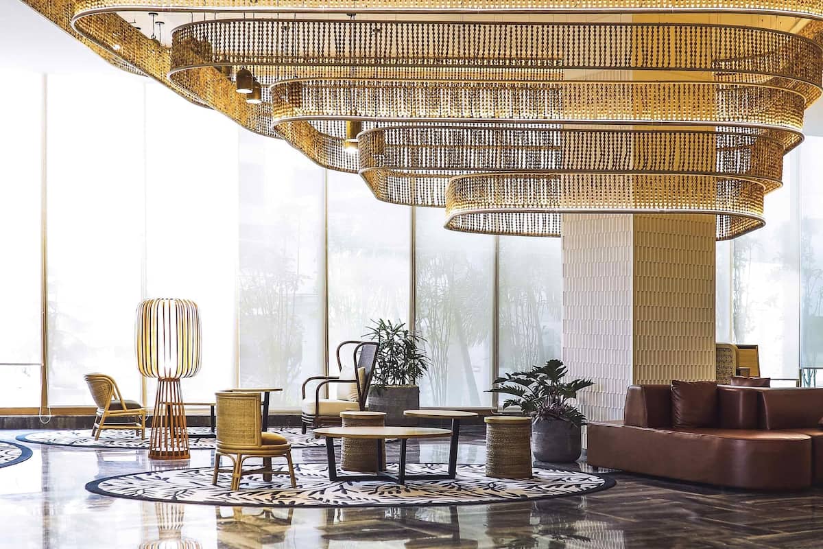 Premier kamer, 1 kingsize bed, toegang tot de clublounge (Happy Hours 6:30 PM to 8:30 PM) | Donsdekens, pillowtop-bedden, een minibar, een kluis op de kamer