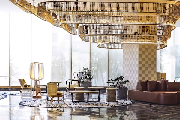 Rom – premier, 1 kingsize-seng, Club Lounge-tilgang (Happy Hours 6:30 PM to 8:30 PM) | Dundyner, senger med overmadrass, minibar og safe på rommet