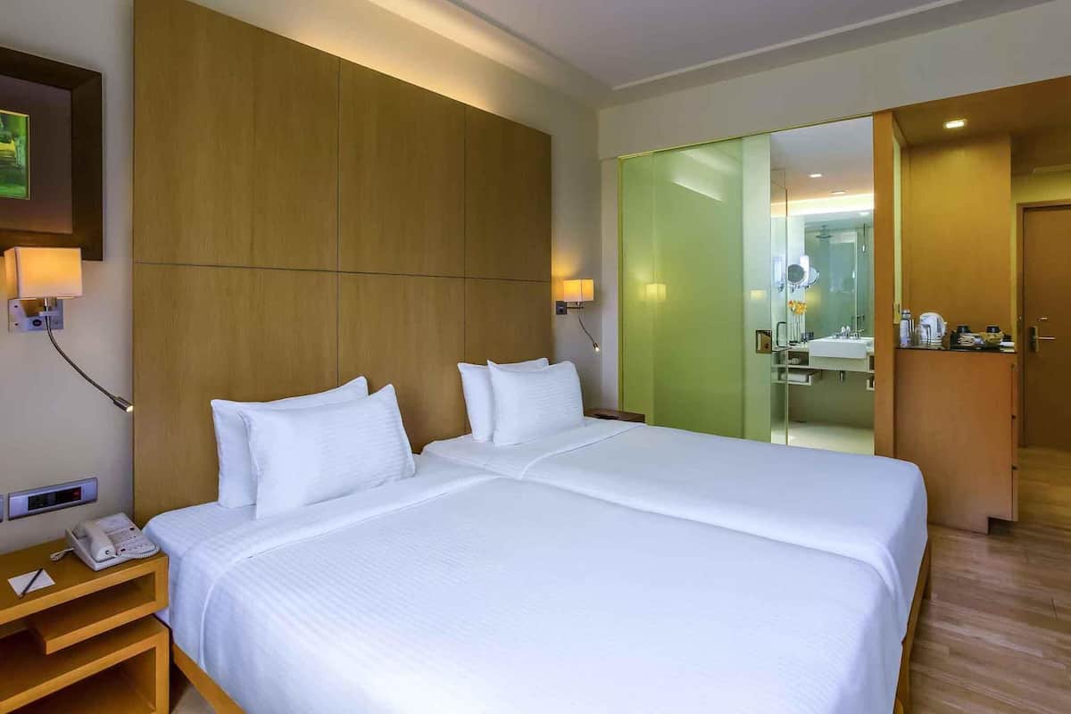 Chambre supérieure, vue sur la piscine (Twin Beds) | Couette en duvet, lit avec matelas à plateau-coussin, minibar