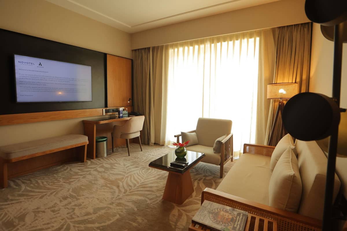 Suite Supérieure, accès au salon club, vue piscine (Happy Hours 6:30 PM to 8:30 PM) | Couette en duvet d'oie, surmatelas, minibar