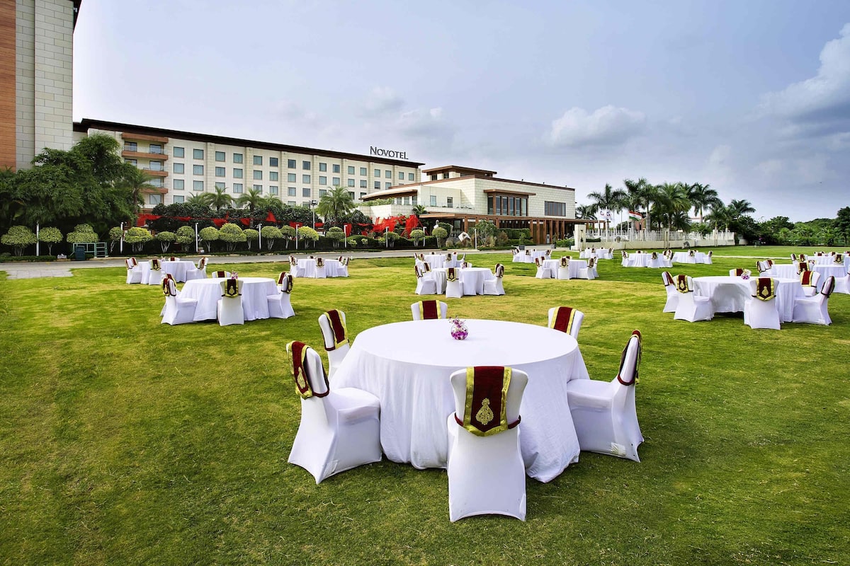 Premier King Bed with Pool View and Lounge Access - Happy Hours 6:30 PM to 8:30 PM | Down duvets, pillow-top beds, minibar, in-room safe