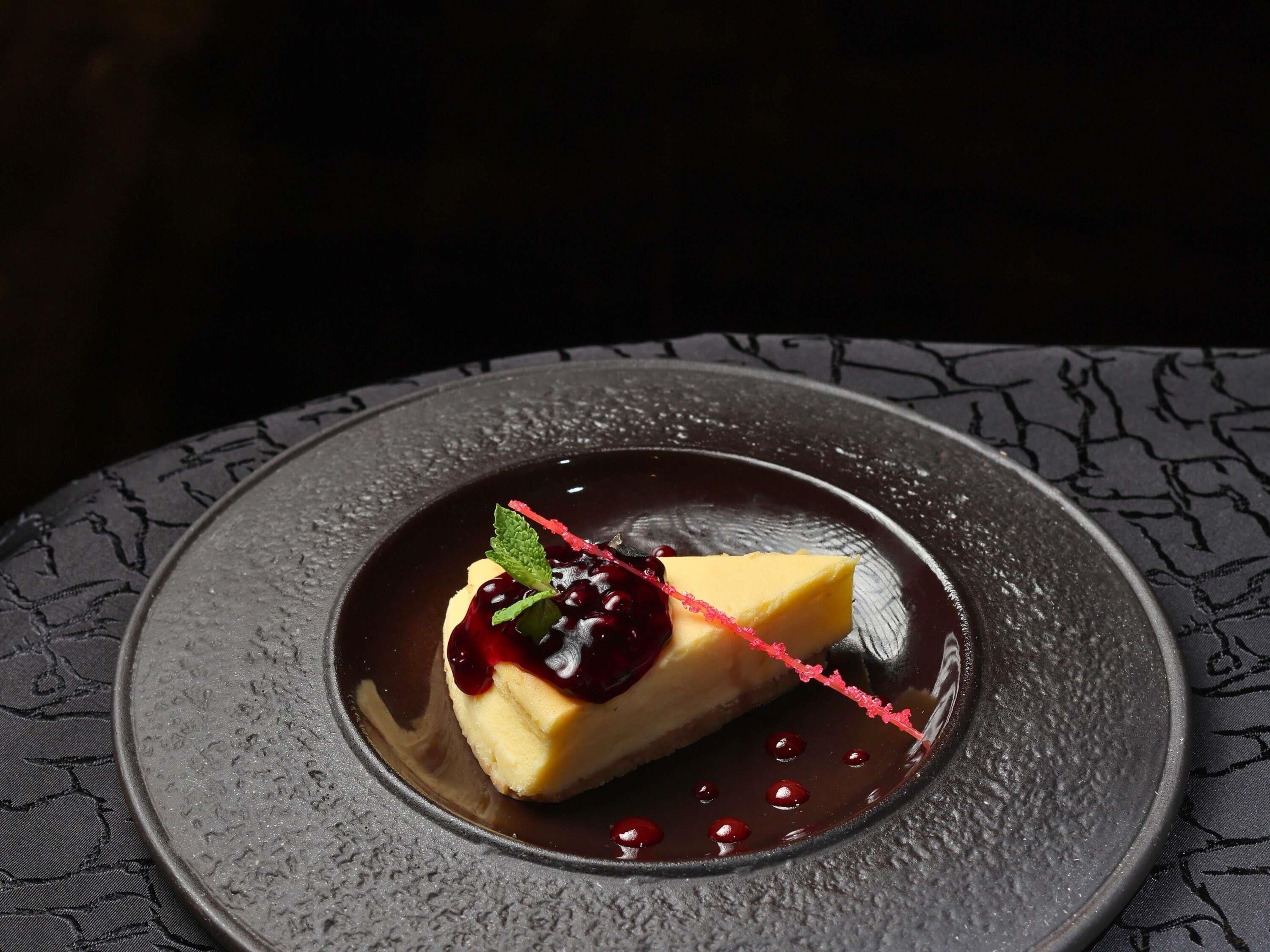 Un postre en un plato sobre fondo oscuro.
