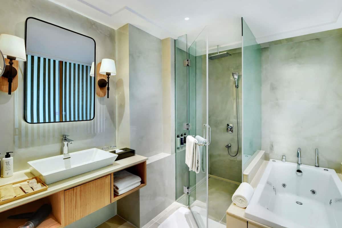 Suite Exécutive, 1 grand lit, balcon, vue piscine | Couette en duvet d'oie, surmatelas, minibar