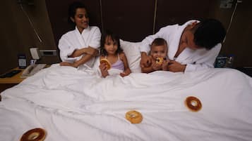 Donzen dekbedden, pillowtop-bedden, een minibar, een kluis op de kamer