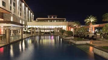 Selimut bulu angsa, bantalan ekstra lembut, minibar, dan brankas