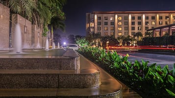 Superior-rum - utsikt mot poolen (King Bed) | Duntäcken, bäddmadrasser, minibar och värdeförvaringsskåp på rummet