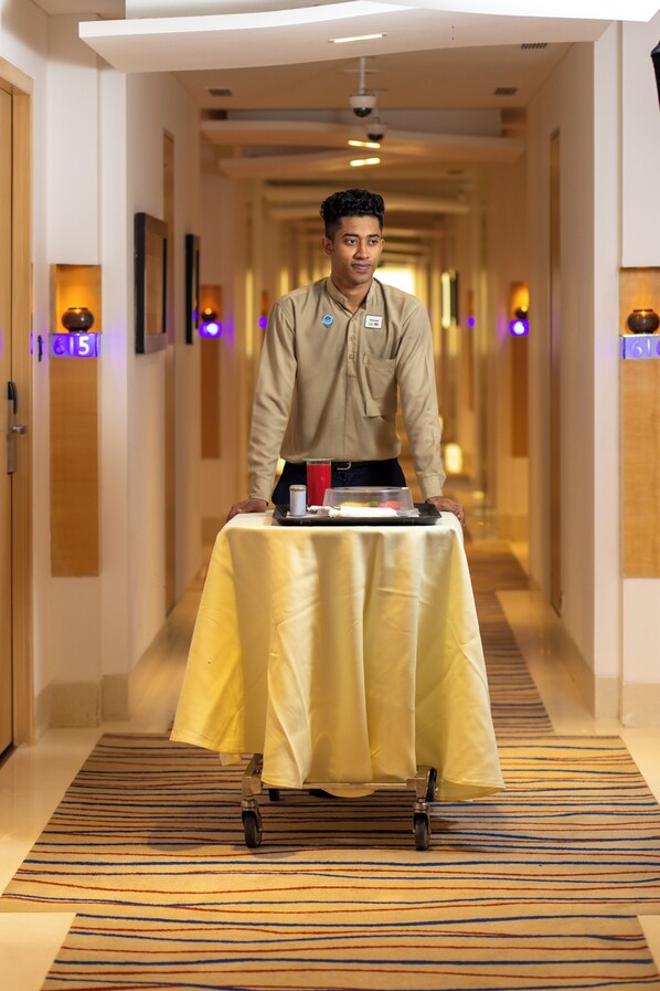 Junior Suite with Lounge Access - Happy Hours 6:30 PM to 8:30 PM | In-room dining
