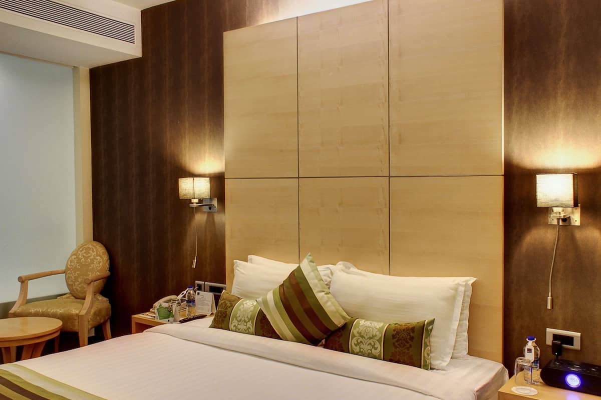 Suite Junior, accès au salon club (Happy Hours 6:30 PM to 8:30 PM) | Couette en duvet d'oie, surmatelas, minibar