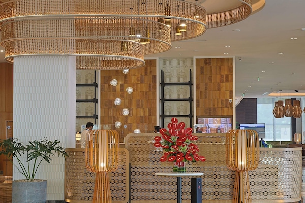 Rom – superior (King Bed) | Dundyner, senger med overmadrass, minibar og safe på rommet