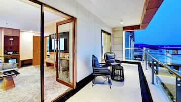 Executive Suite, 1 Queen Bed, Balcony, Pool View | Balcony view