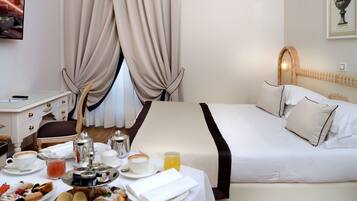 Daunenbettdecken, Minibar, Zimmersafe, Schreibtisch