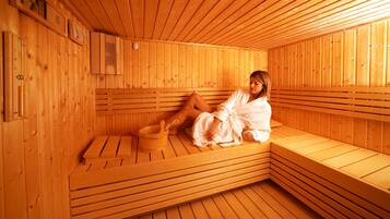 Una sauna de madera con bancos y un asiento de banco.