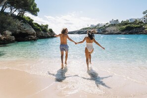 Beach nearby, white sand, sun loungers, beach umbrellas - Inturotel Cala Azul (Santanyi)