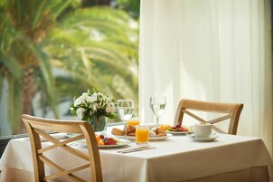 Se ofrece un desayuno bufé todos los días (por un coste adicional)