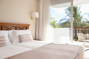 Desk, blackout curtains, free WiFi, bed sheets - Inturotel Cala Azul (Santanyi)