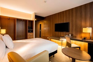 Deluxe Room, 1 Queen Bed | Premium bedding, free minibar, in-room safe, blackout drapes