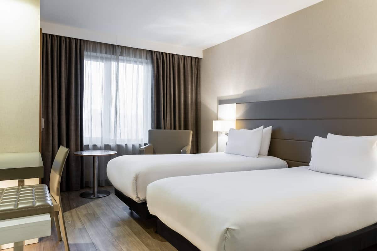 Deluxe Room, 2 Single Beds, Non Smoking | Premium bedding, free minibar, in-room safe, blackout curtains