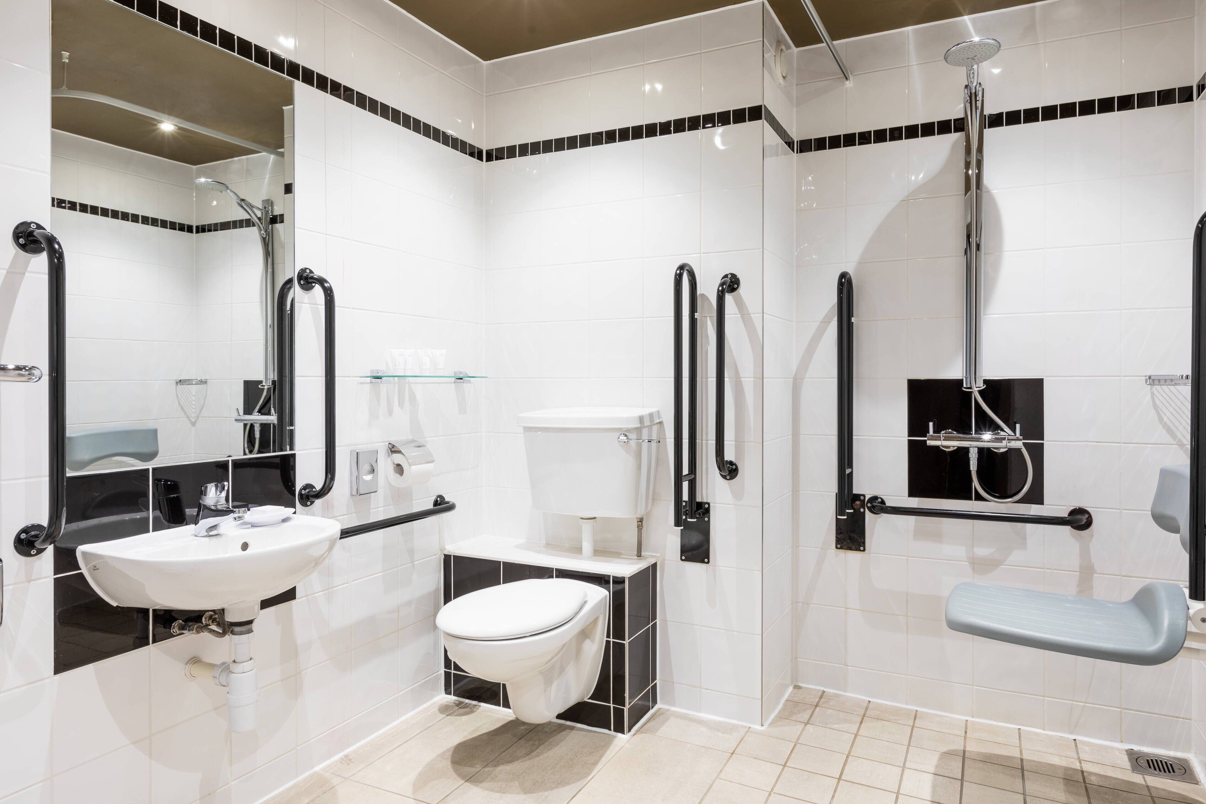 combined shower/bathtub, eco-friendly toiletries, hair dryer, towels