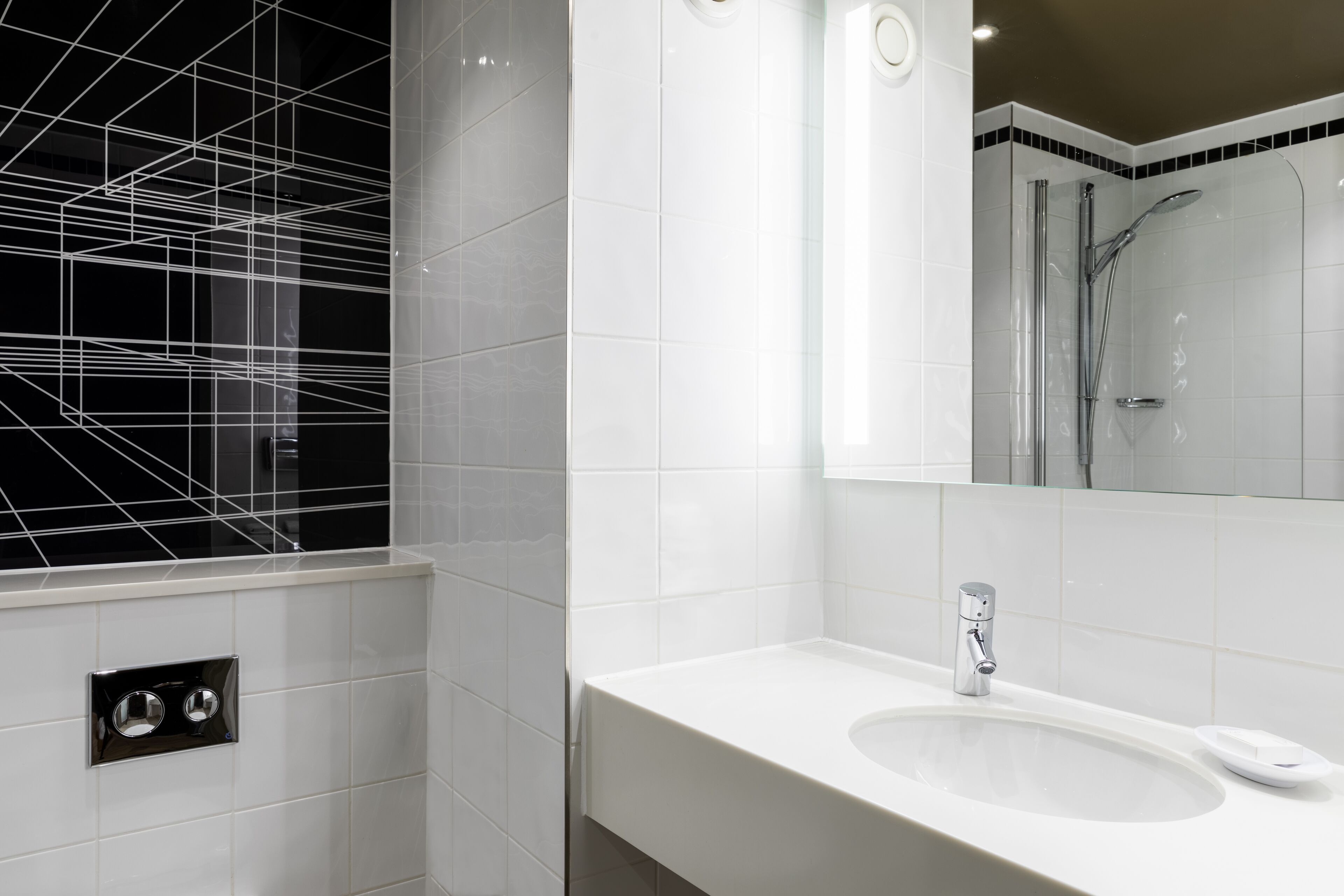 combined shower/bathtub, eco-friendly toiletries, hair dryer, towels