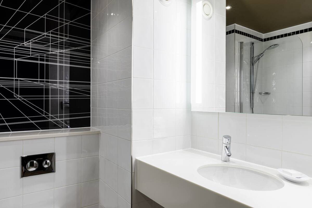 combined shower/bathtub, eco-friendly toiletries, hair dryer, towels