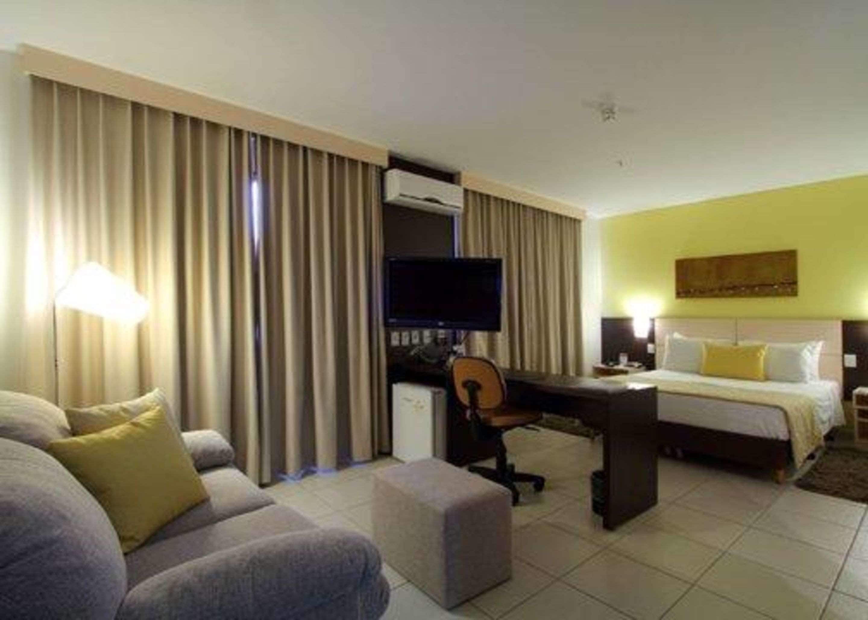 deluxe suite, 1 queen bed, non smoking | in-room safe, desk, free wifi