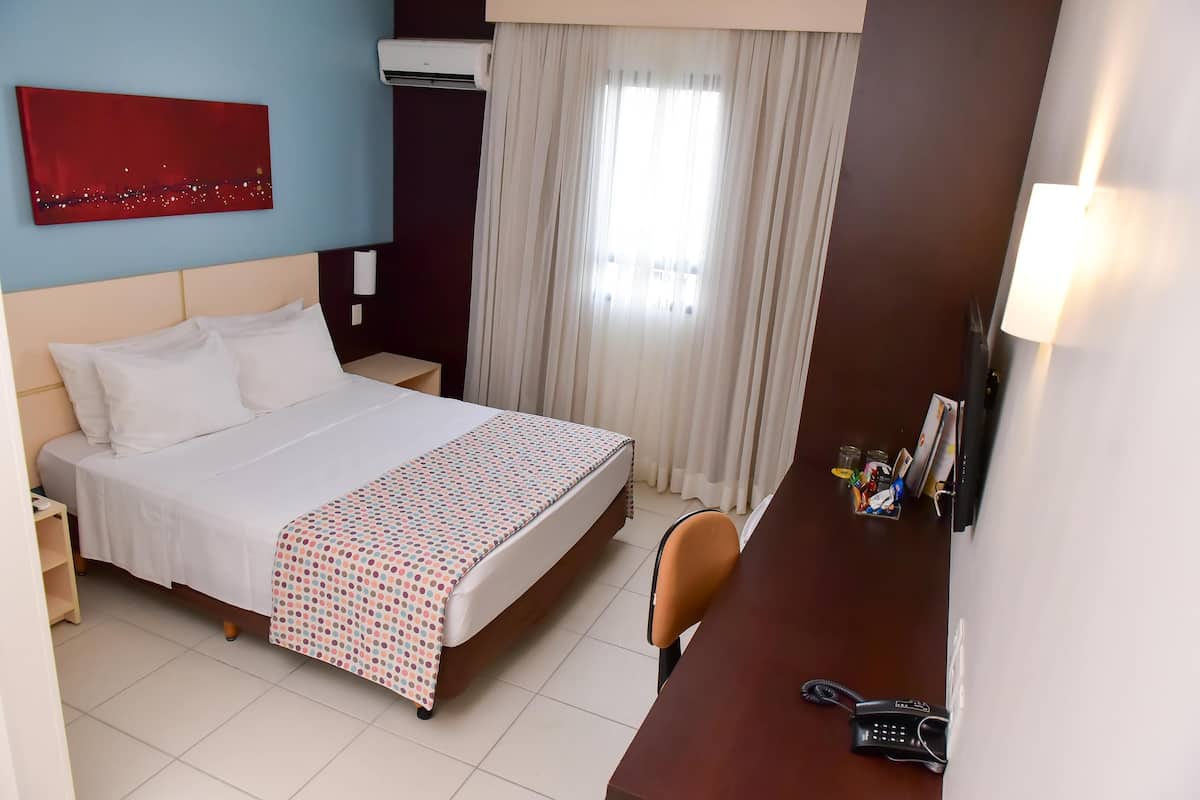In-room safe, desk, free WiFi