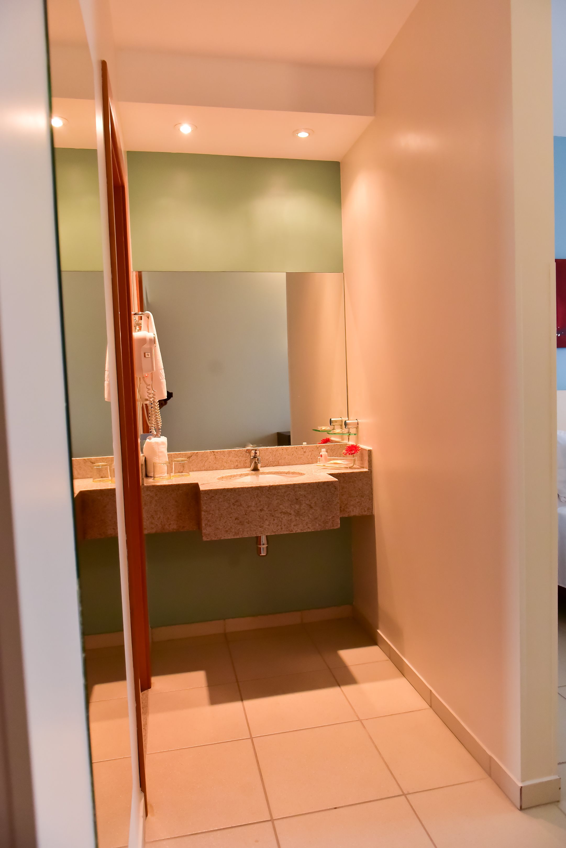 deluxe suite, 1 queen bed, non smoking | bathroom | shower, hair dryer, towels