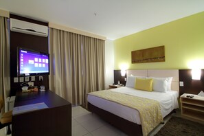 Deluxe Suite, 1 Queen Bed, Non Smoking | In-room safe, desk, free WiFi - Comfort Hotel Goiania (Goiania)