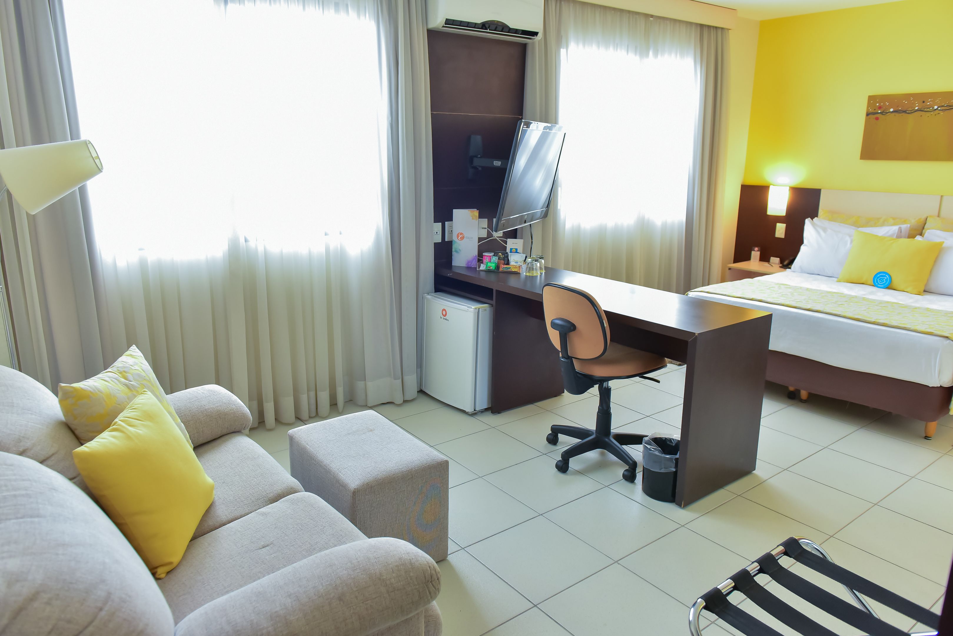 deluxe suite, 1 queen bed, non smoking | in-room safe, desk, free wifi