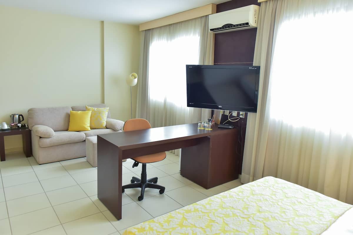 In-room safe, desk, WiFi (free)