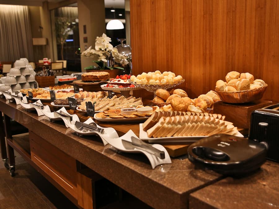 Café da manhã, almoço e jantar; culinária brasileira