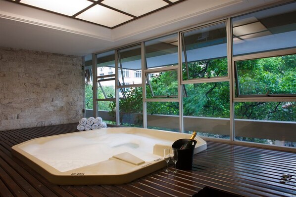 Shower, free toiletries, hair dryer, towels - Copacabana Suítes By Atlantica Hotels (Rio de Janeiro)