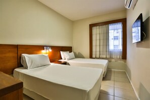 Minibar, két bảo mật tại phòng, bàn 
